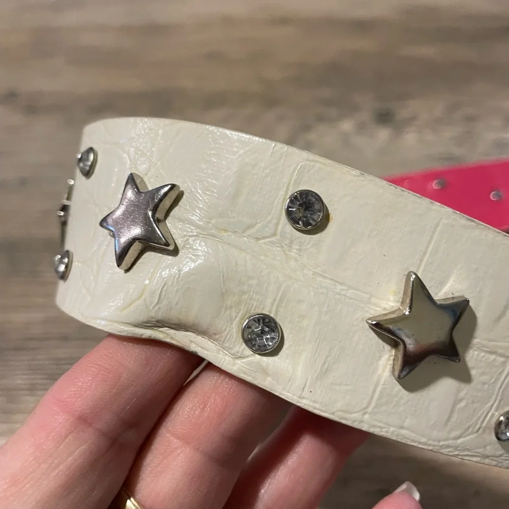 Guess white faux leather biker rocker belt w silver stars and Rhinestone accents